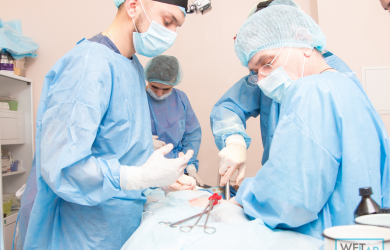 Образовательный центр WETLAB | Под чутким руководством преподавателя участники курса отрабатывают различные этапы хирургической операции
